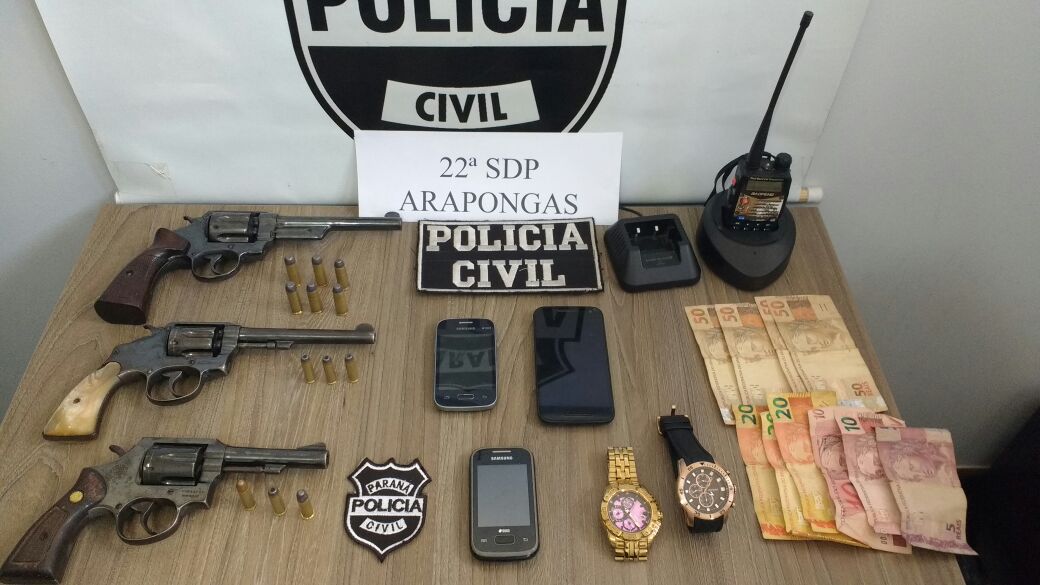 Armas, celulares e dinheiro apreendido na casa. Foto: Polícia Civil