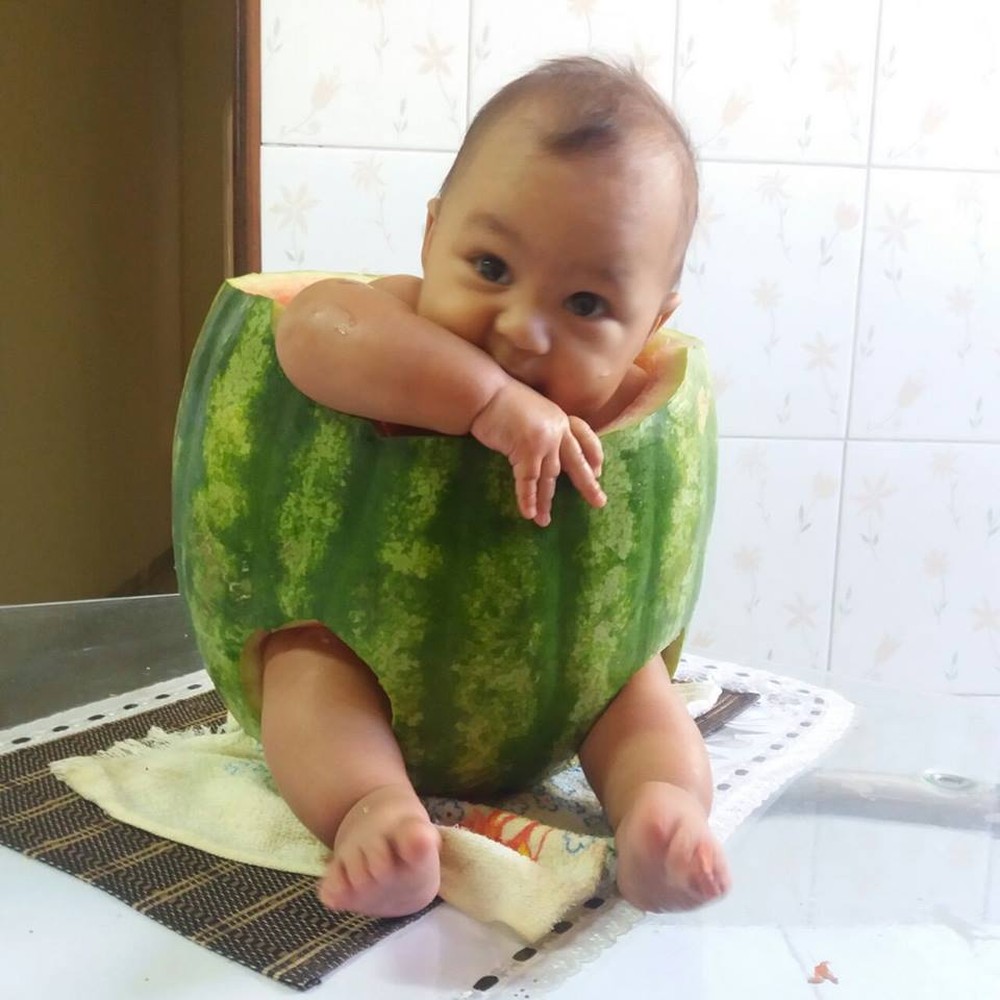 Bebê ficou 'muito confortável' dentro da melancia - Foto - Reprodução