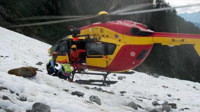 Resgate francês chega aos Alpes Foto: Daniel Roche / AFP