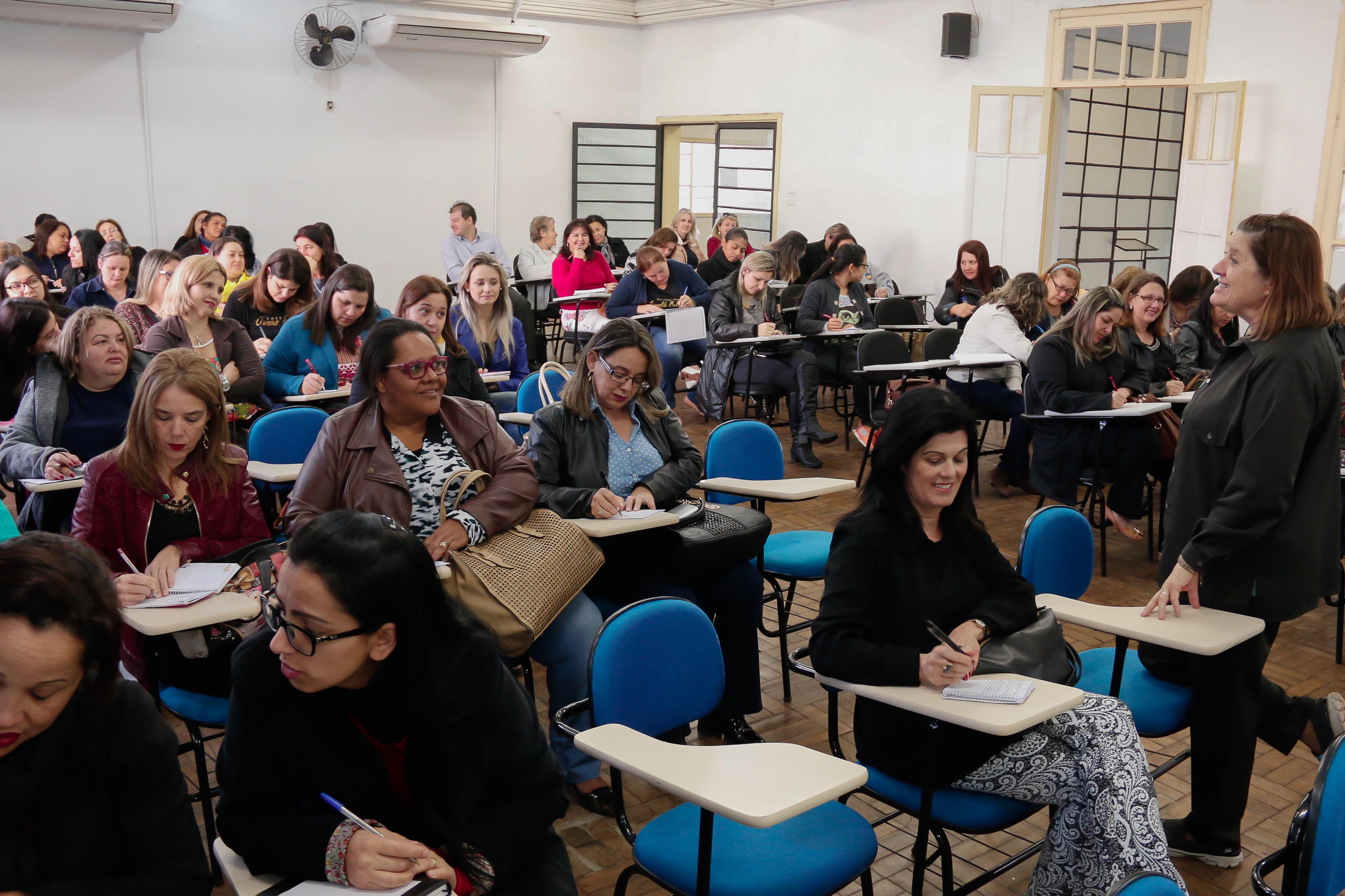Capacitação é ministrada através de parceria entre a Autarquia Municipal de Educação e a Universidade Federal do Paraná (Fotos: Edson Denobi)