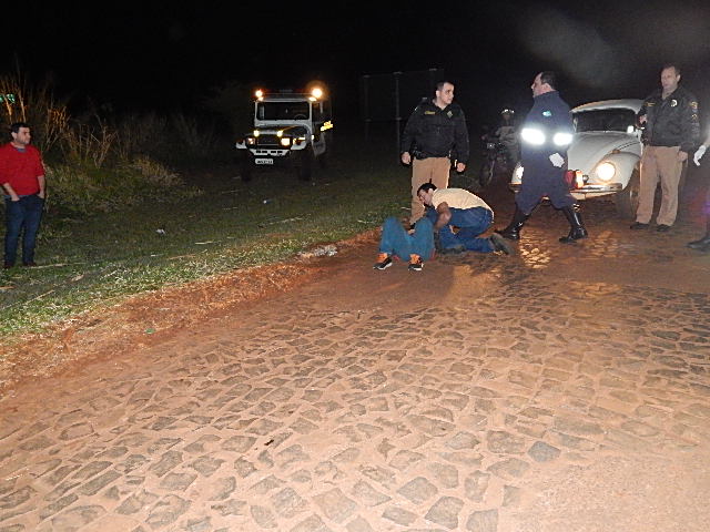 Casal foi socorrido por equipe dos Bombeiros Comunitários - Foto: Paraná Ligado