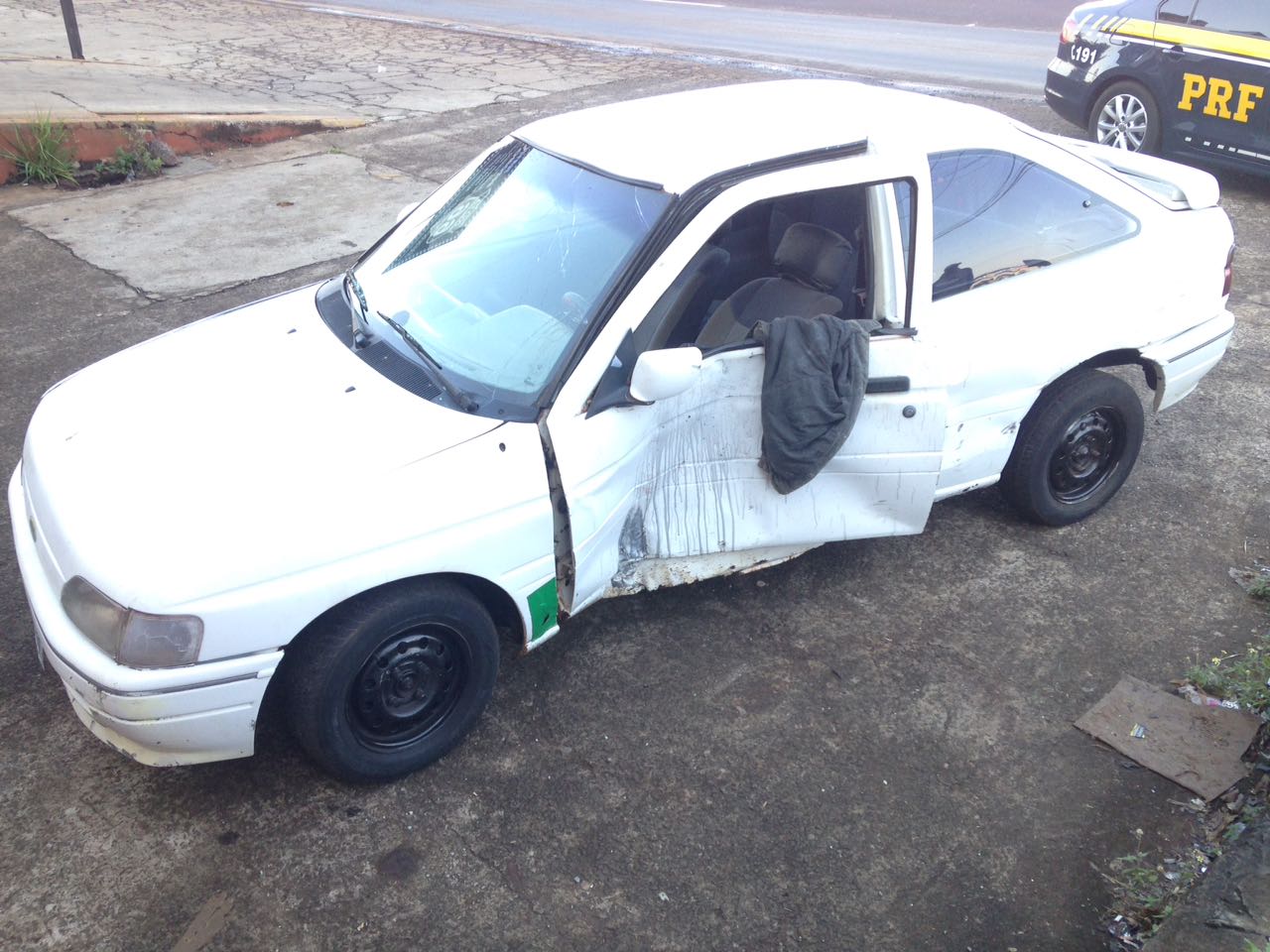 Ford Escort ficou danificado após colisão com moto - Foto: Maicon Sales
