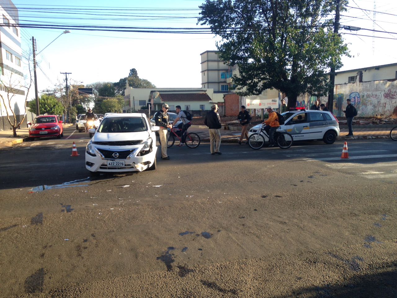 Motocicleta e um veículo Nissan Versa colidiram no cruzamento da Avenida Curitiba com a Rua Galdino Gluck Júnior - Foto: Maicon Sales
