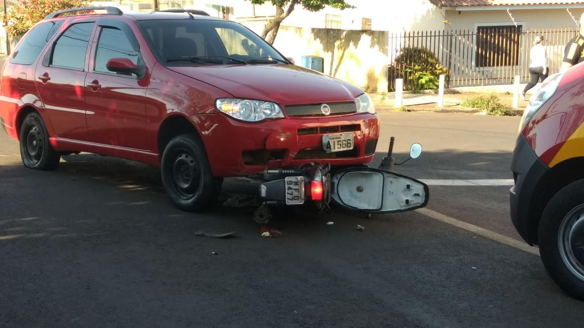 Motocicleta foi parar embaixo do automóvel. (foto - reprodução/whatsapp)