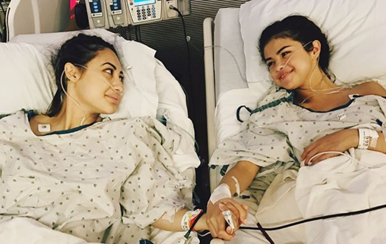 Francia Raisa, que doou o órgão, e Selena Gomez no hospital. (foto: Instagram/Reprodução)