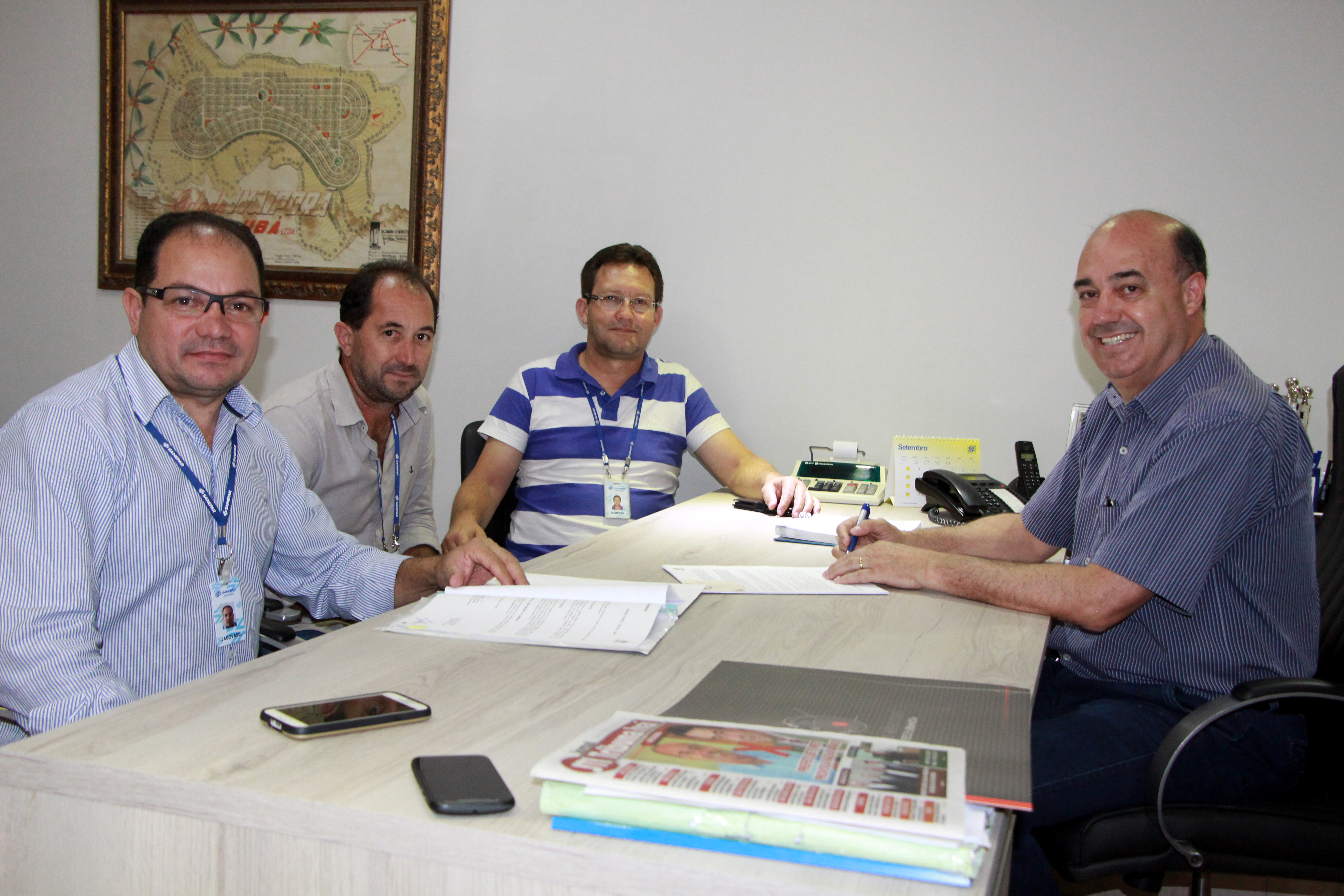O diretor regional Jacovassi e Taborda acompanhados do coordenador de clientes, Reginaldo Souza (Foto: Divulgação)