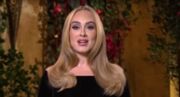 'Sei que pareço muito diferente', diz Adele no 'Saturday Night Live'