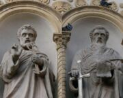 Porque a Catedral de Lourdes tem São Pedro e São Paulo na construção