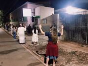 Religiosos oram em frente aos hospitais de Arapongas