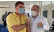 Flávio Bolsonaro é vacinado por Queiroga no RJ