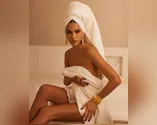 Bruna Marquezine posa apenas de toalha em ensaio; veja