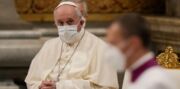 Em mensagem, papa pede paz e condena violência contra mulher