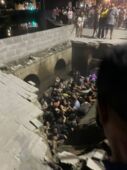 Vídeo: Estrutura cede e pessoas caem em rio durante evento
