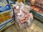 Mercado é interditado por armazenar bacon com larvas