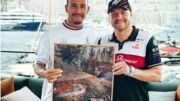 Hamilton ganha quadro com foto de Bottas pelado em rio