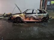 Veículo foi totalmente destruído pelo fogo, na madrugada desta terça (17)