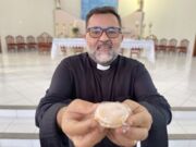 Troca do bolo pelo bem casado foi ideia do padre Noel Ribeiro, pároco da igreja