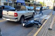 Uma motociclista, de 23 anos, ficou ferida após bater na traseira de uma picape na manhã desta terça-feira (14), na Avenida Curitiba