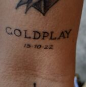 Fã tatua data de show do Coldplay e apresentação é cancelada; veja