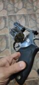 O revólver 38 usado pelo agressor foi apreendido e entregue à Polícia Civil de Jandaia do Sul