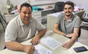 Somente na semana passada Reinaldo Grola ao lado do engenheiro civil da Prefeitura, Luiz Felipe Amstalden, assinou três novas ordens de serviços