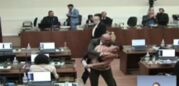 Uma vereadora de Florianópolis, em Santa Catarina, foi agarrada e beijada à força por um vereador durante uma sessão da Câmara municipal