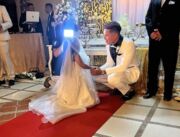 Convidado dá beijão em noivo durante casamento e vídeo viraliza