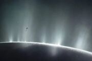 Lua, chamada de Encélado, é a única de Saturno com um oceano de água líquida, tornando-o comparável a Terra