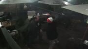 Câmeras de segurança do bar Distrito 1340, em Curitiba, gravaram o momento que homem esfaqueou vítimas