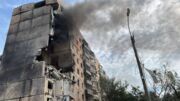 O míssel russo atingiu um prédio residencial