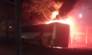 Ônibus estava estacionado na frente da casa do dono no momento que foi incendiado