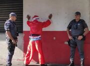 Segundo os PMs, Papai Noel estava agitado durante abordagem.