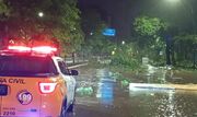 Até a manhã desta quarta-feira (17), 25 cidades já tinham comunicado à Defesa Civil estadual uma série de danos e ocorrências causadas pela chuva e fortes ventos