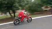 Motociclista vestido de Papai Noel durante a fuga
