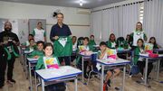 A entrega simbólica dos uniformes ocorreu na Escola Municipal Leila Diniz
