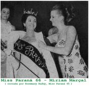 Apucaranense Rosemary Raduy entrega coroa de Miss Paraná para a conterrânea Miriann Marçal em 1966