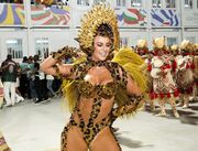 Paolla Oliveira surge deslumbrante como onça em desfile de Carnaval