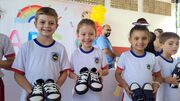 Apucarana entrega tênis para estudantes da rede municipal de ensino
