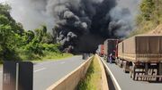 Caminhão de combustível pega fogo na BR-376 e fumaça bloqueia pista