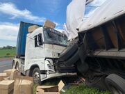 Caminhões batem de frente em grave acidente na Vila Reis