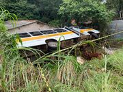 Ônibus escolar tombou no Jardim Milani, em Apucarana