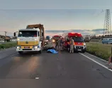 Homem morre após bater contra caminhão e ser atropelado