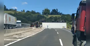 Caminhão tomba na Serra do Cadeado e bloqueia BR-376