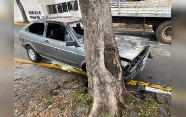 Susto: Motor de carro pega fogo em Apucarana
