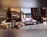 Vídeo mostra carro sendo prensado por caminhões na BR-376