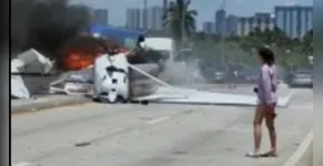 Monomotor cai em ponte e atinge carros em Miami, nos EUA