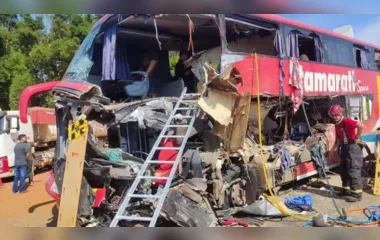 Acidente entre ônibus e carreta deixa 11 mortos na BR-163