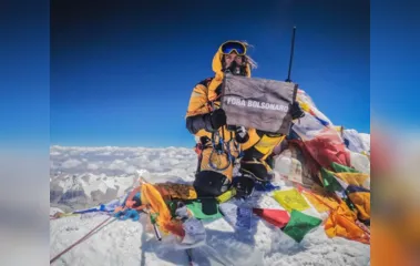 Brasileiro escala o Everest e dedica ato contra Bolsonaro