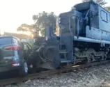 Trem arrasta carro por cerca de 400 metros no Paraná; vídeo