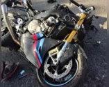 Moto BMW 1000 bateu na traseira do carro